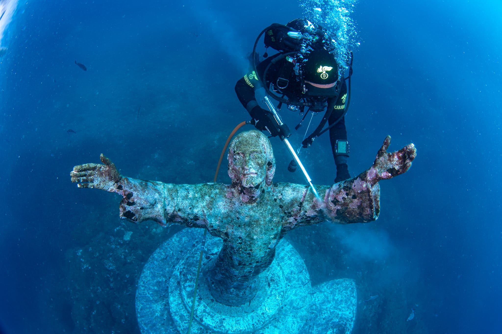 70 anni del Cristo degli abissi: i sommozzatori dei corpi dello Stato lo ripuliscono
