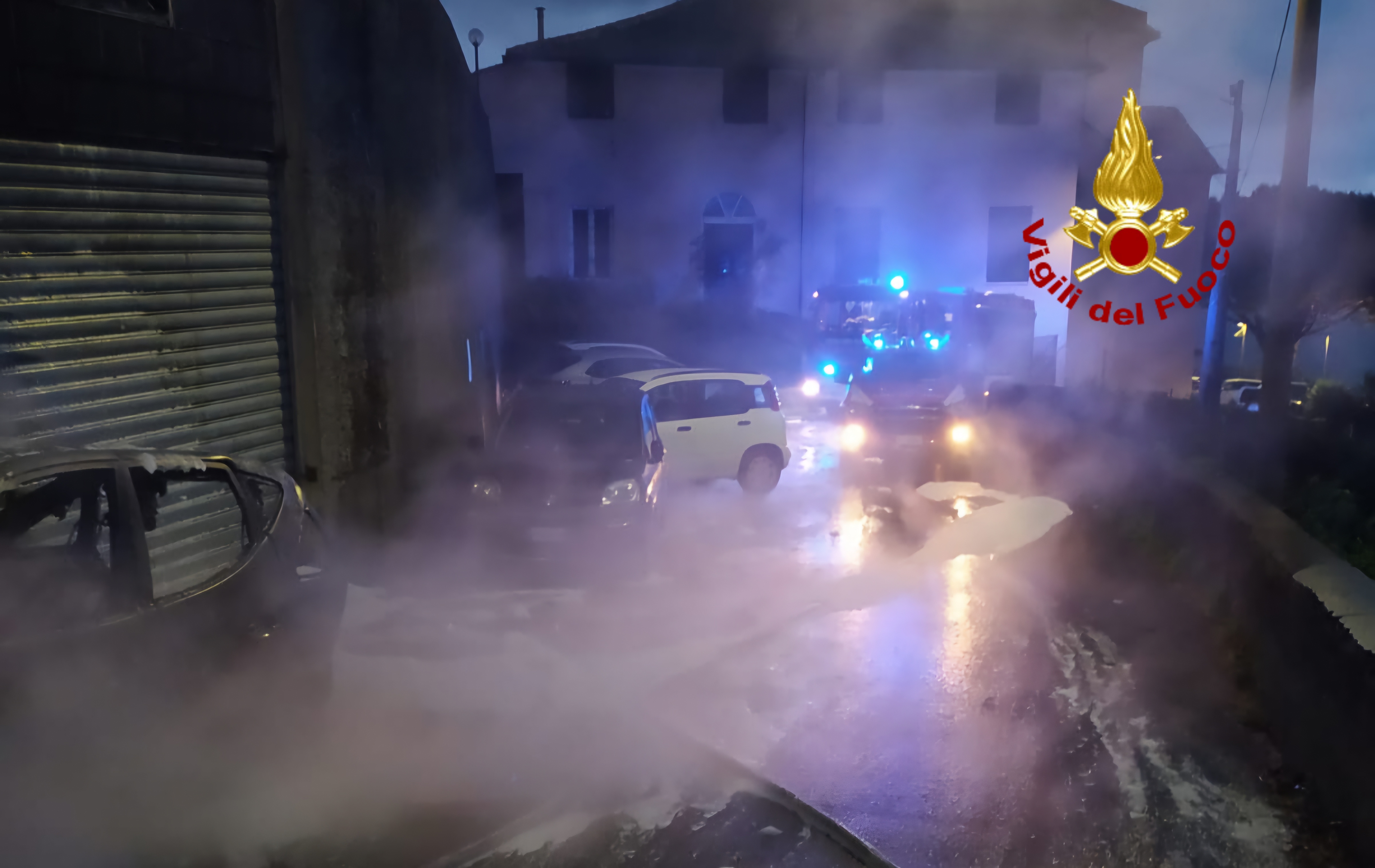 Paura a Crevari per un'auto in fiamme alle 5 della notte: l'ombra di un gesto doloso