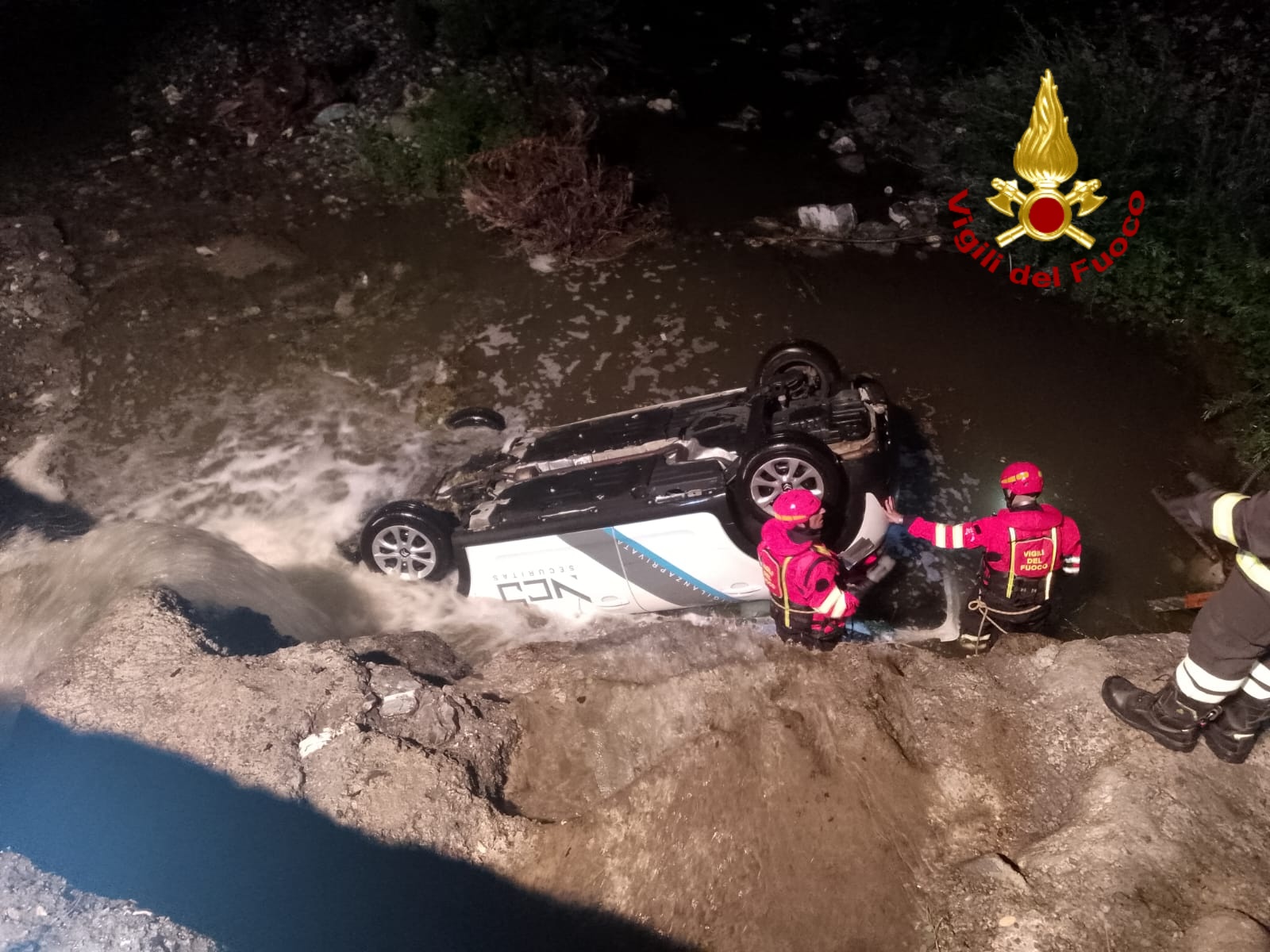 Temporale, vigilantes finisce con l'auto nel torrente a Borgo Fornari. Le foto