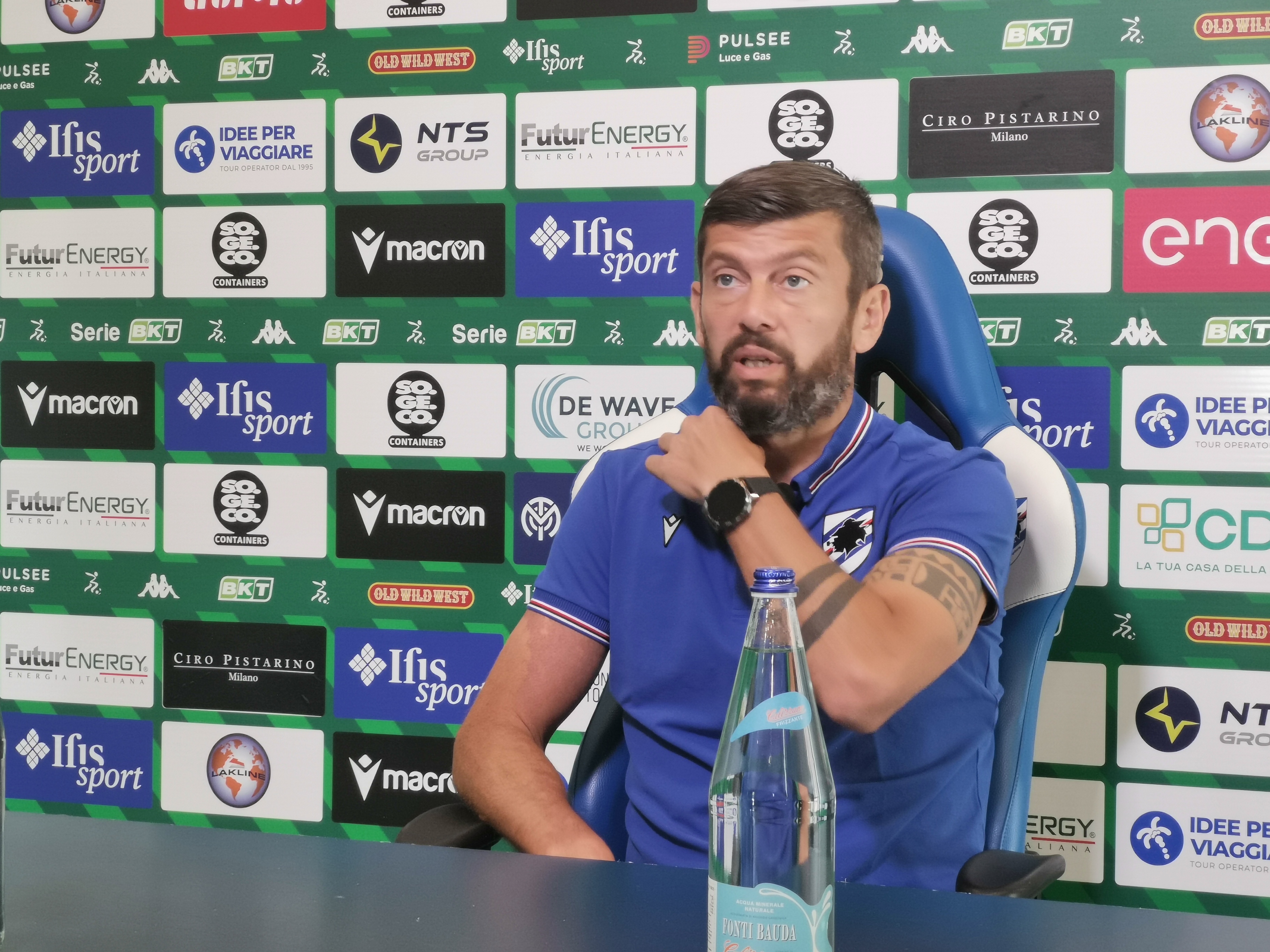 Un uomo seduto in maglia blucerchiata 