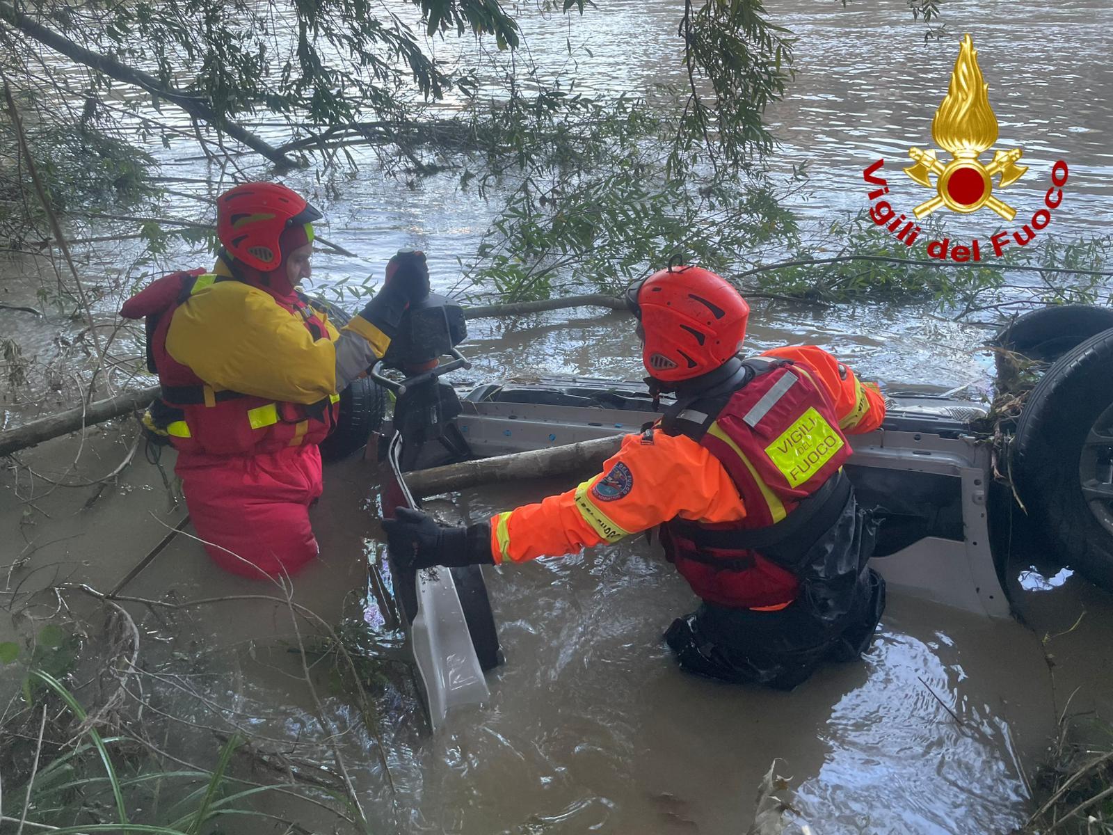 Auto finita nel fiume Lavagna, recuperata dai vigili del fuoco