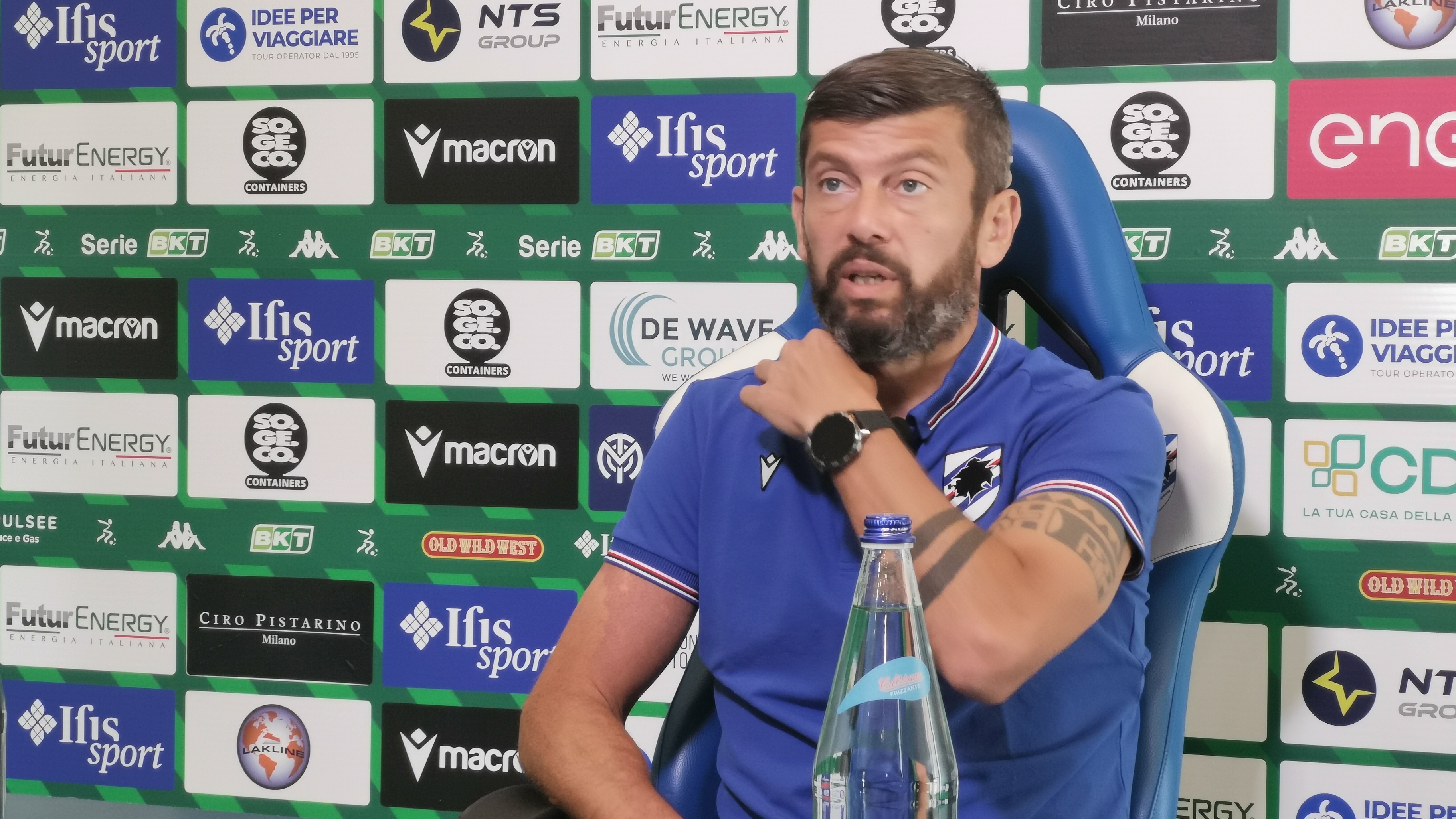 Un uomo seduto a un tavolo indossa la maglia della Sampdoria 