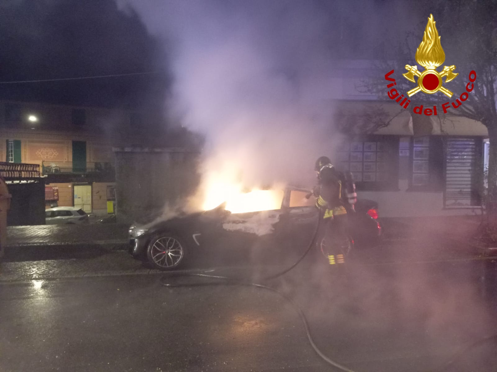 Auto in fiamme a Pontedecimo, è caccia al piromane