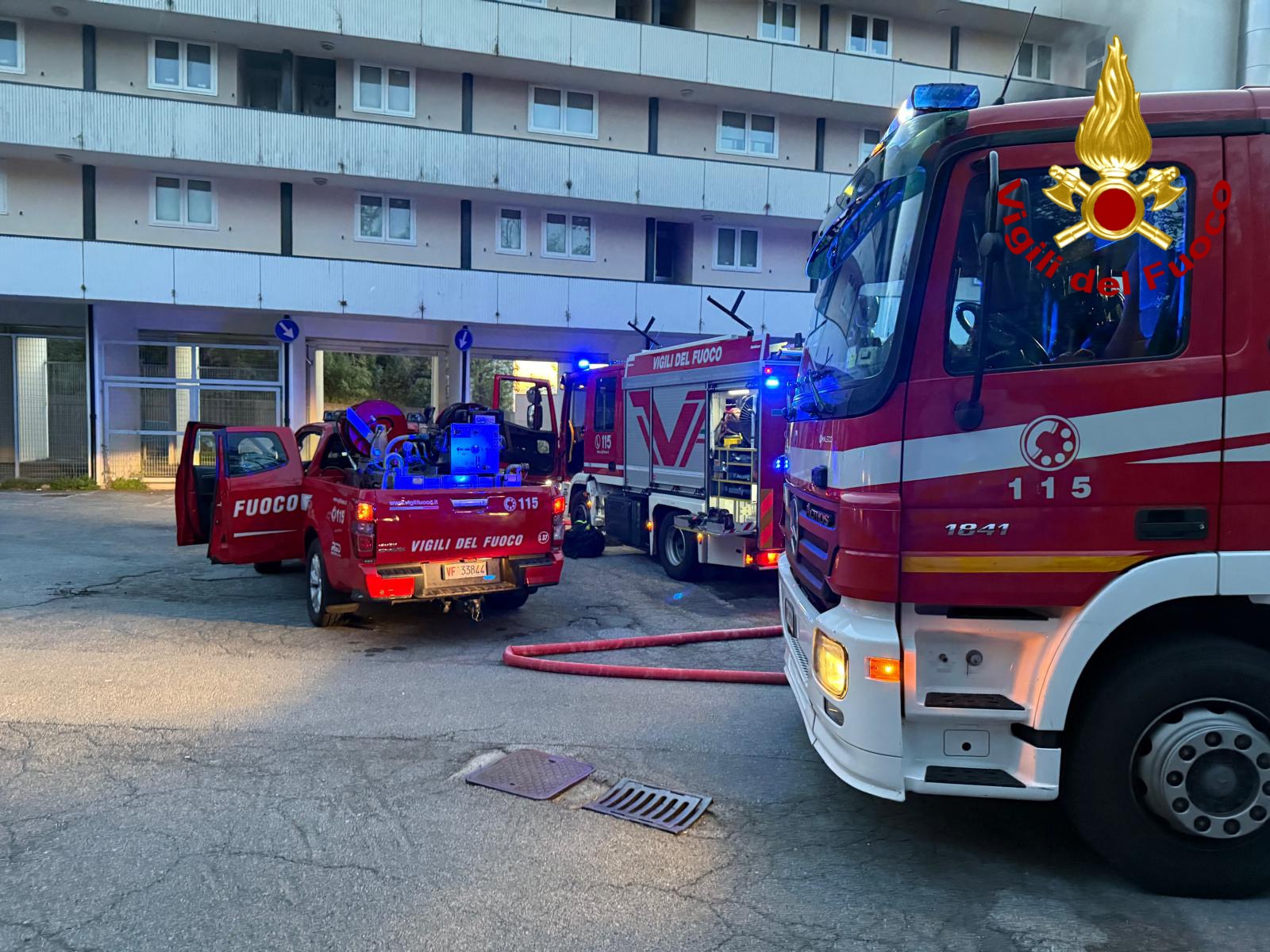 Fumo da una finestra, paura a Pra': l'intervento dei vigili del fuoco