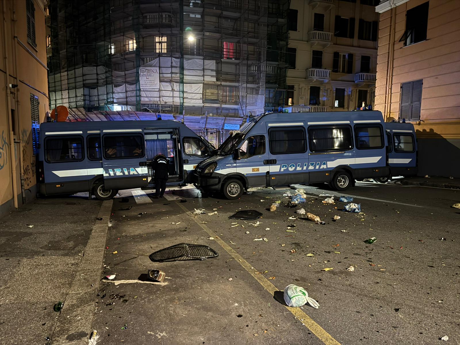 Antifascisti contro CasaPound, scontri in piazza Alimonda: otto poliziotti feriti