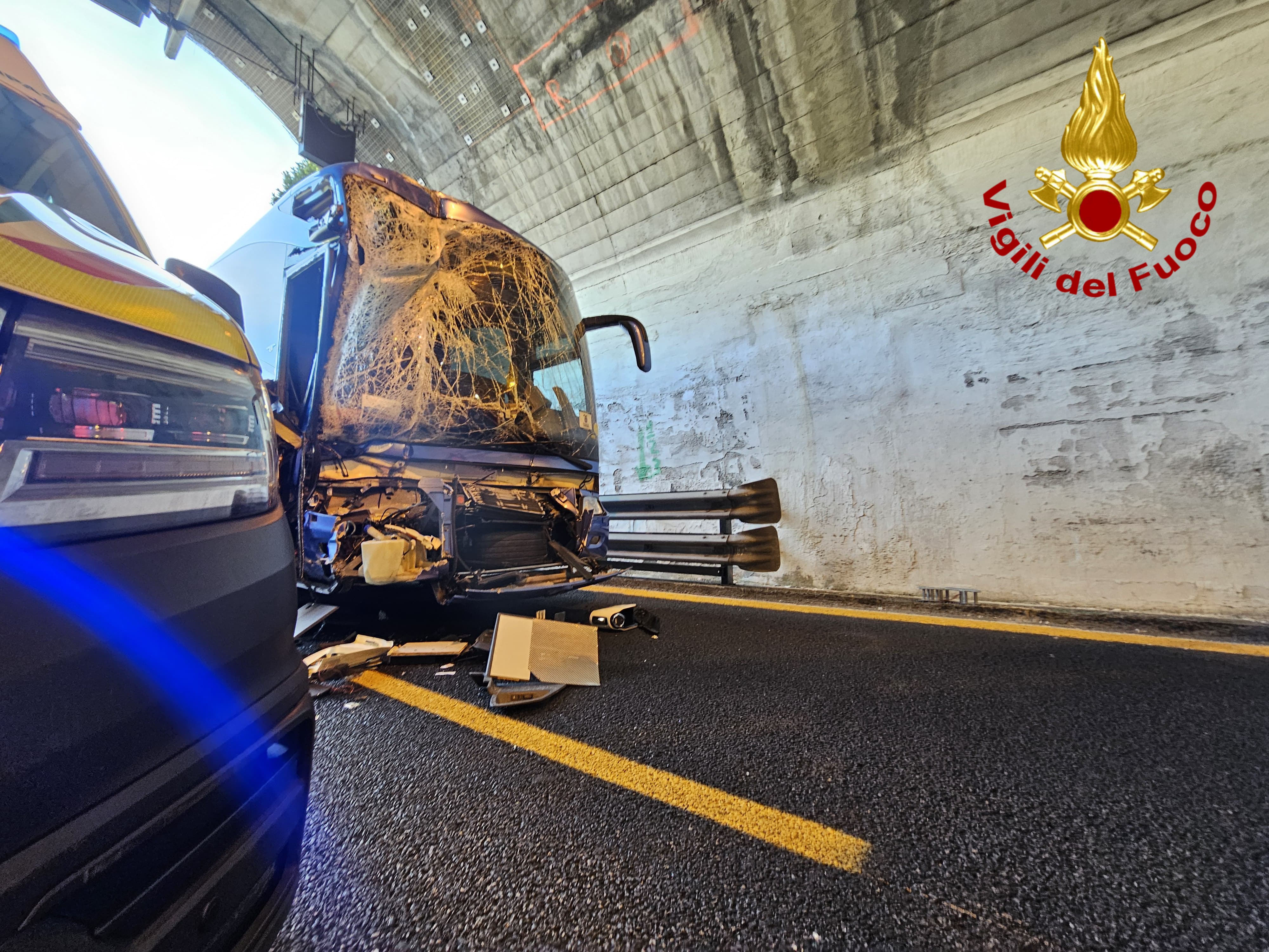 Tamponamento pullman - camion in A10, donna gravissima. Riaperta autostrada, traffico regolare