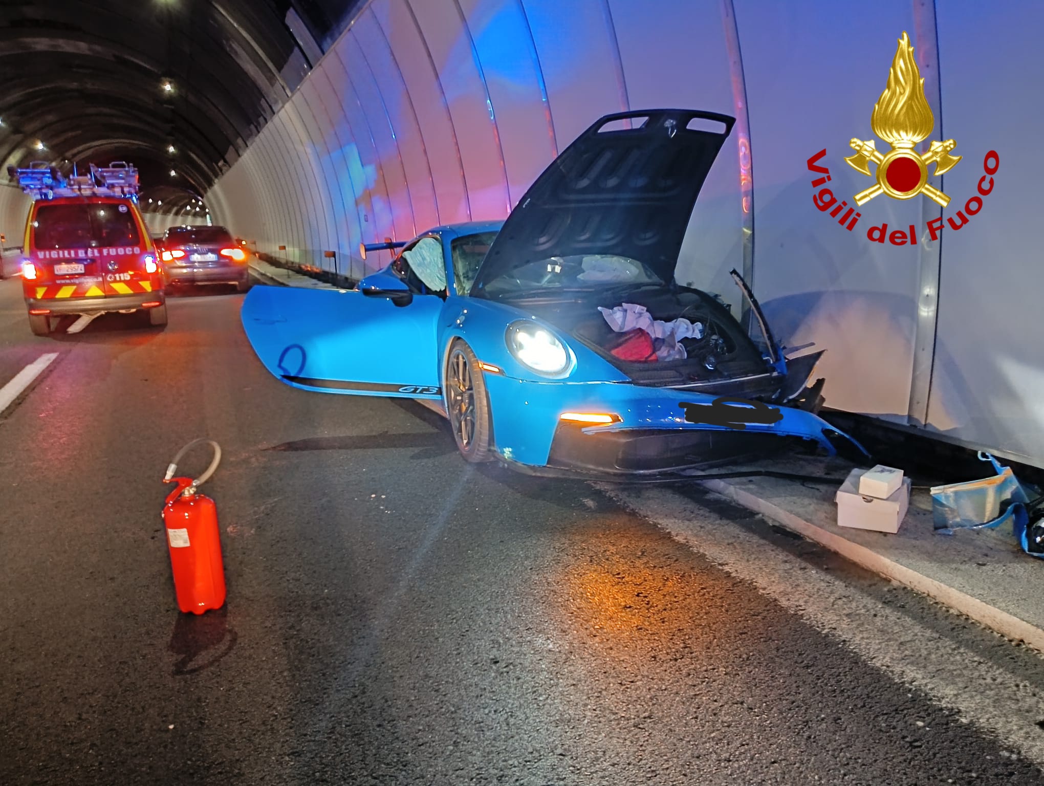 Supercar sbanda e finisce la sua corsa contro la galleria: paura in A26