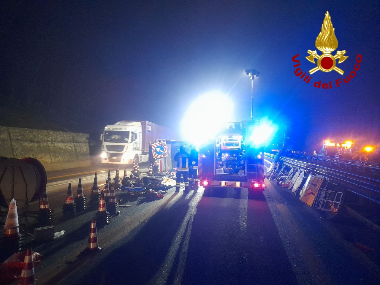 Furgoncino si ribalta in autostrada: due persone estratte dalle lamiere
