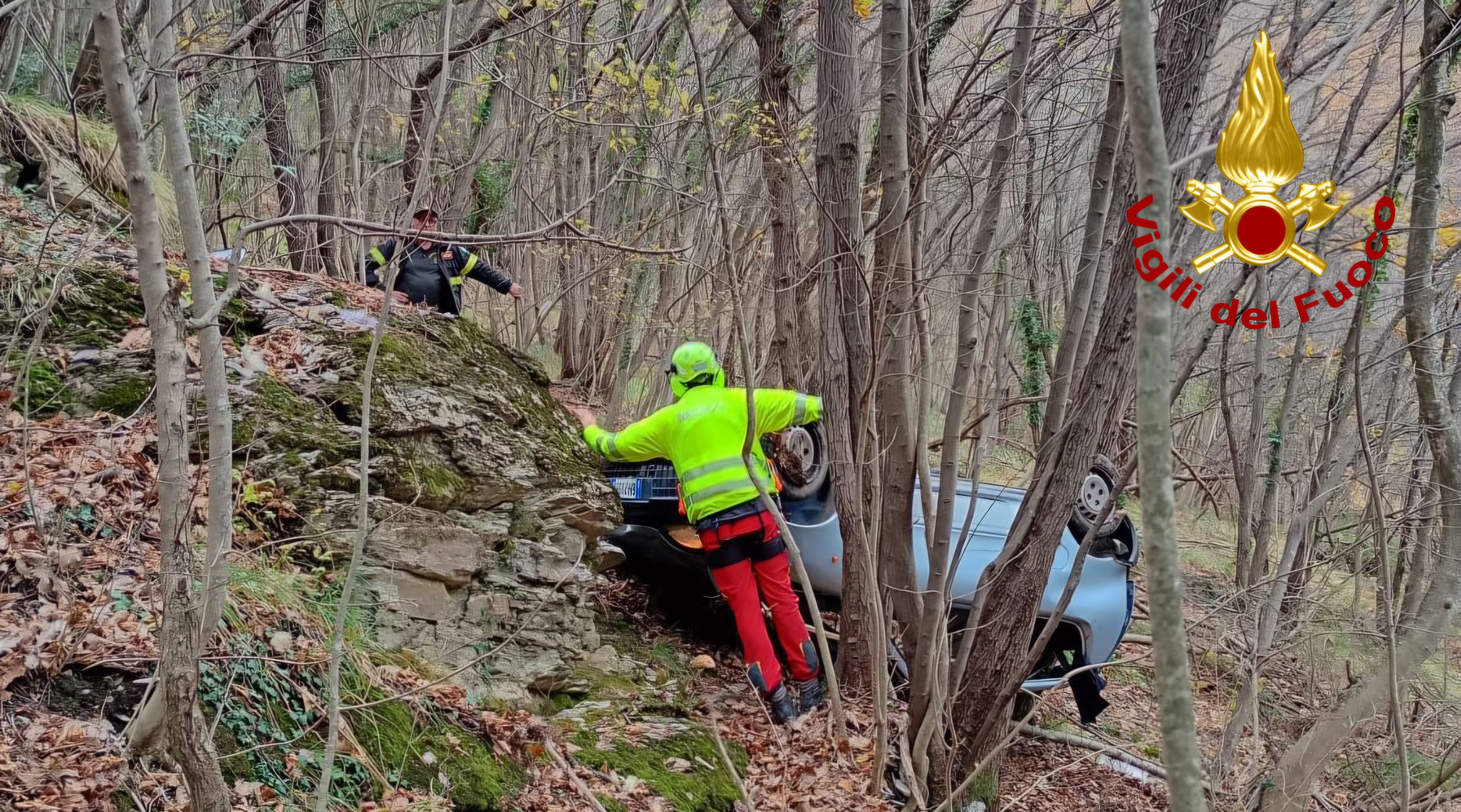 Perde il controllo dell'auto e finisce in un dirupo di 40 metri a Davagna