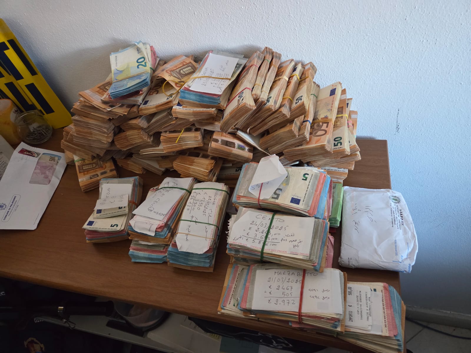 Finanziamenti ad Hamas: sequestrati soldi, computer e bandiere tra Genova e Sassuolo 