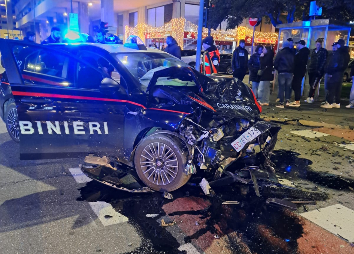 Incidente in corso Marconi: schianto tra un’auto dei carabinieri e un’altra macchina 