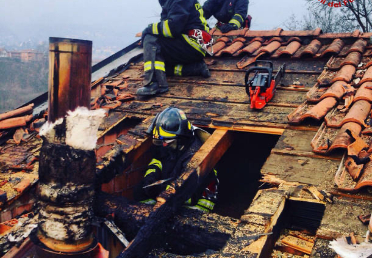 Incendio tetto a Morego, salvata una famiglia 