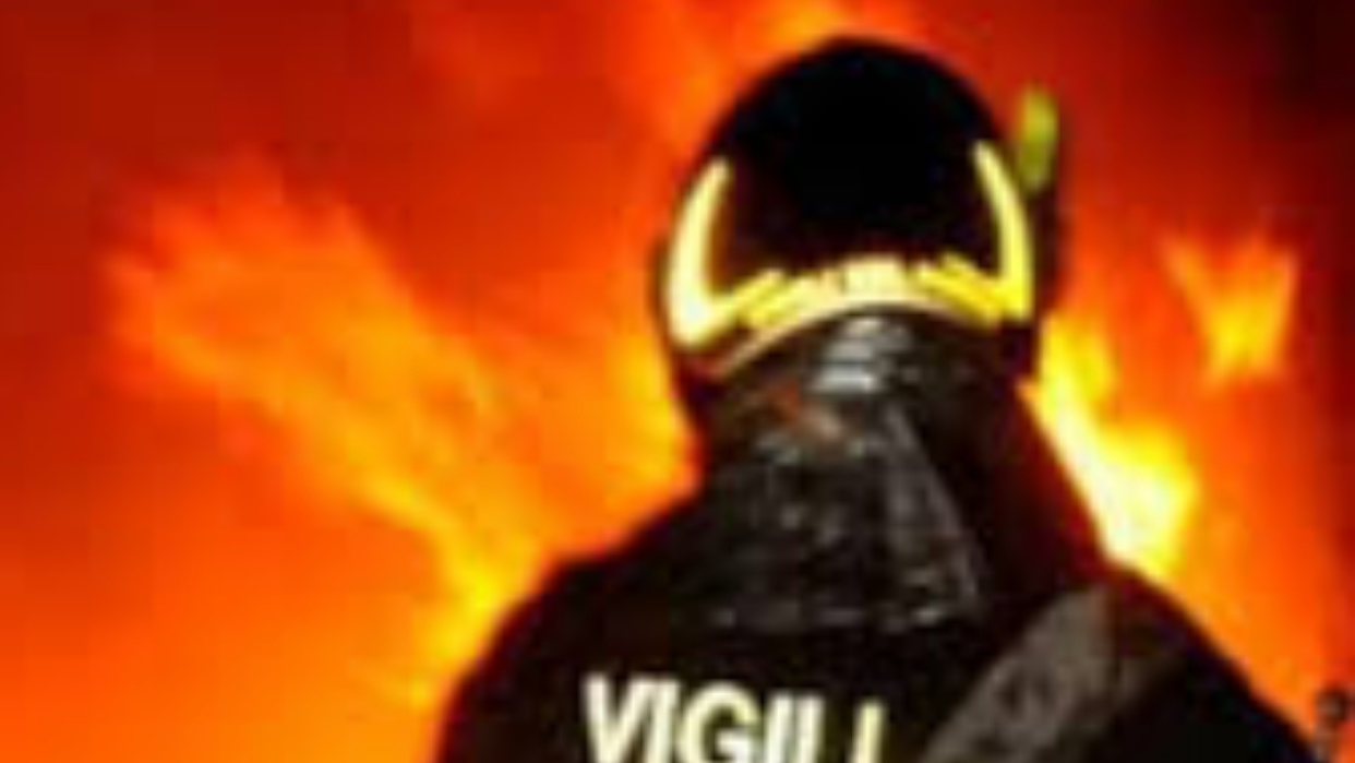 Paura nella notte per un incendio ad Acquasanta, in fiamme una baracca