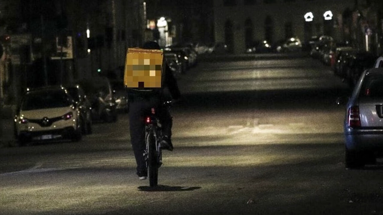 Coltello alla gola per l’incasso: rider fugge e fa arrestare il rapinatore 18enne a San Fruttuoso