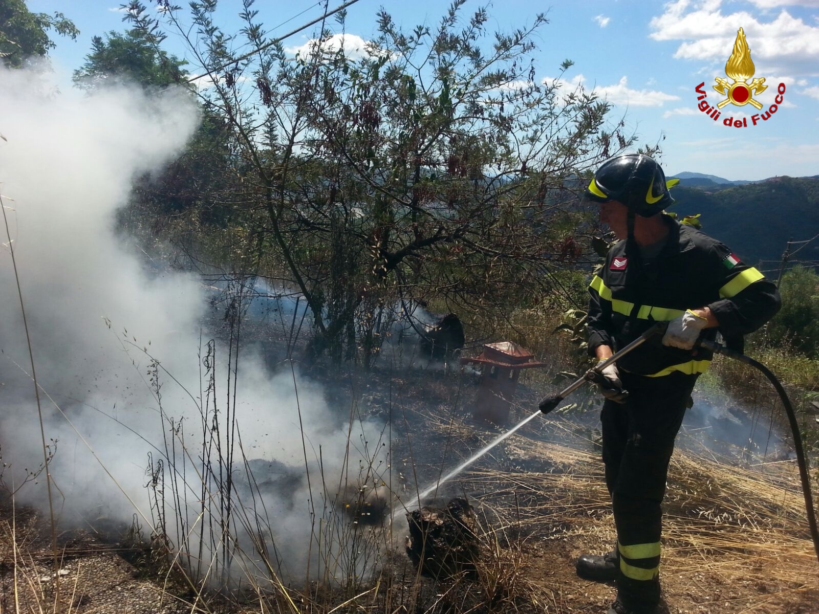 Brucia il bosco a Prulla, decine di chiamate ai vigili del fuoco 