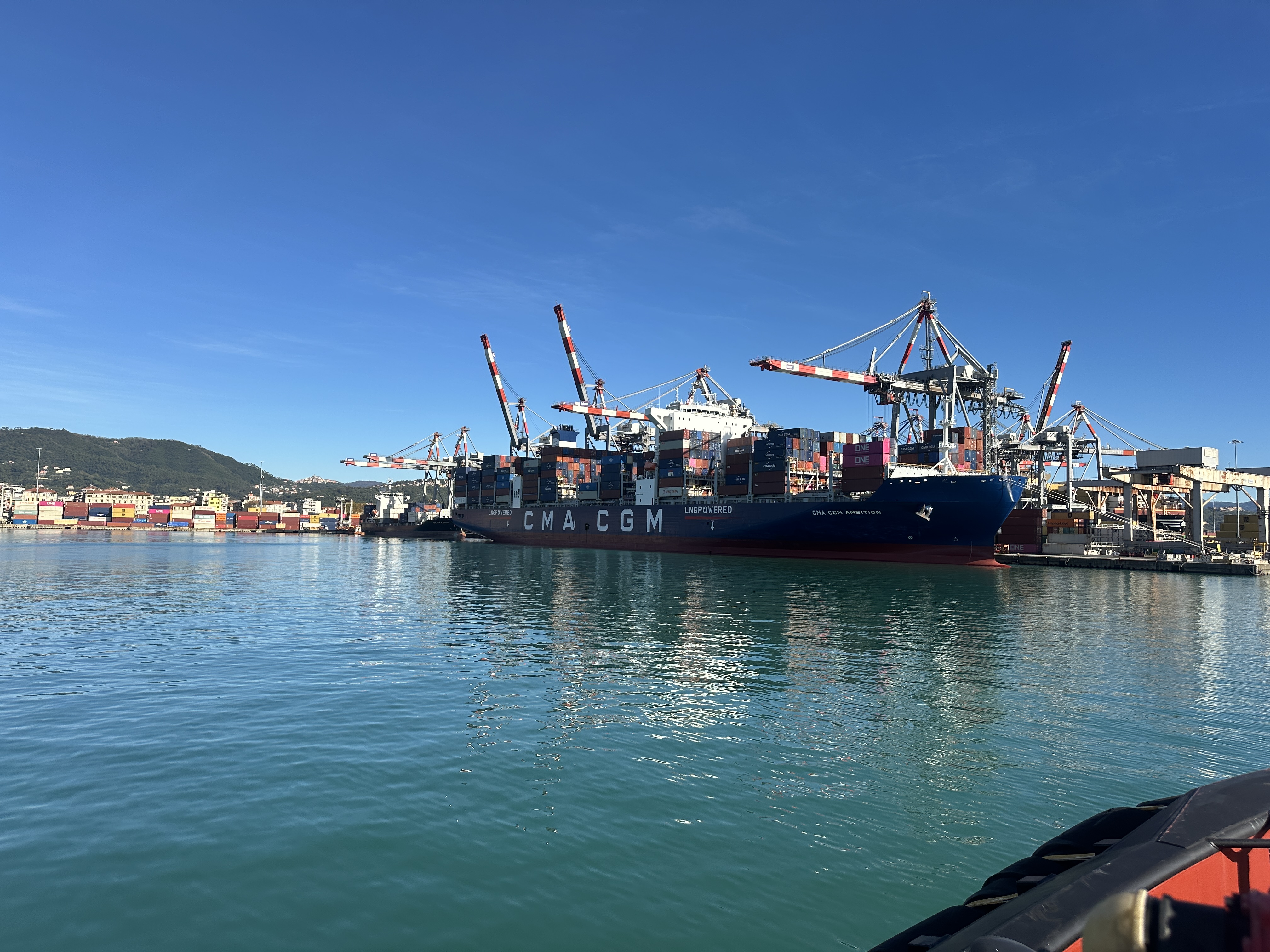 Una nave portacontainer in un porto