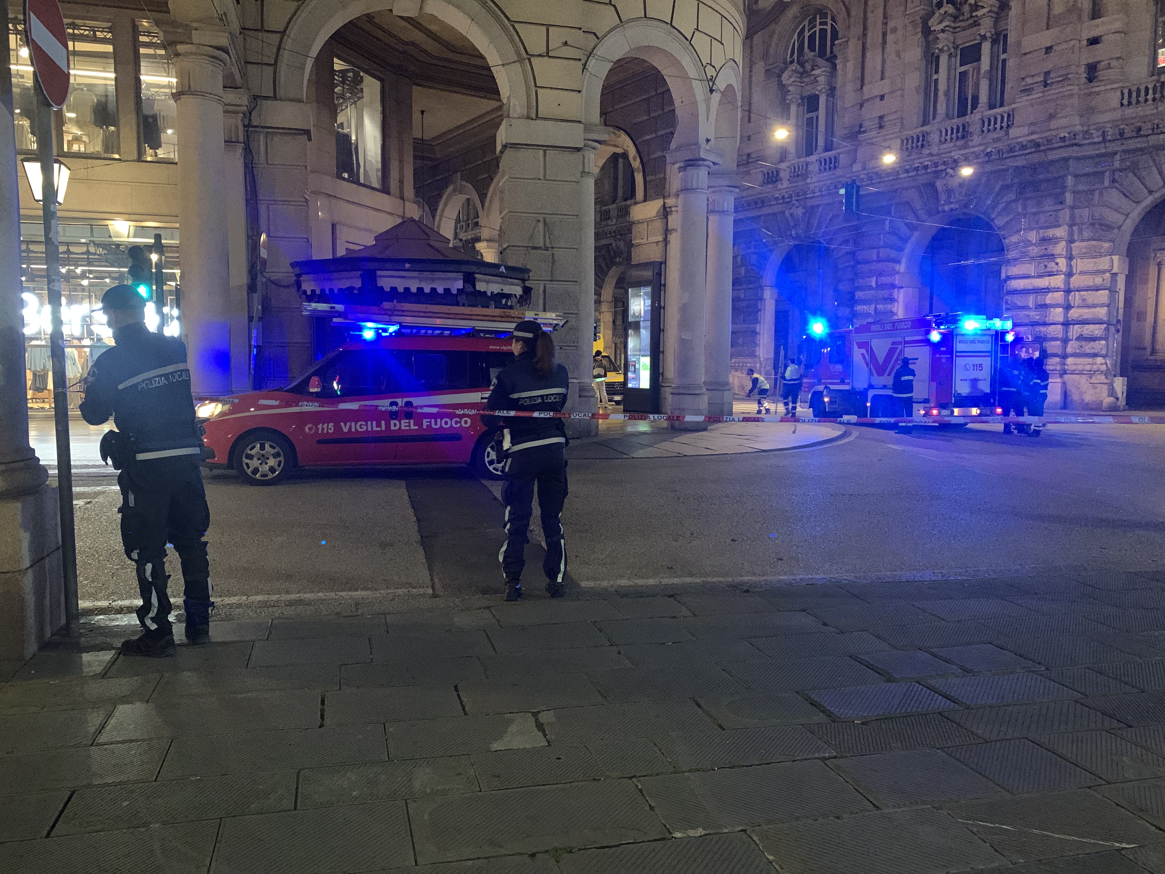 Cadono calcinacci a De Ferrari, chiusa e poi riaperta via Vernazza