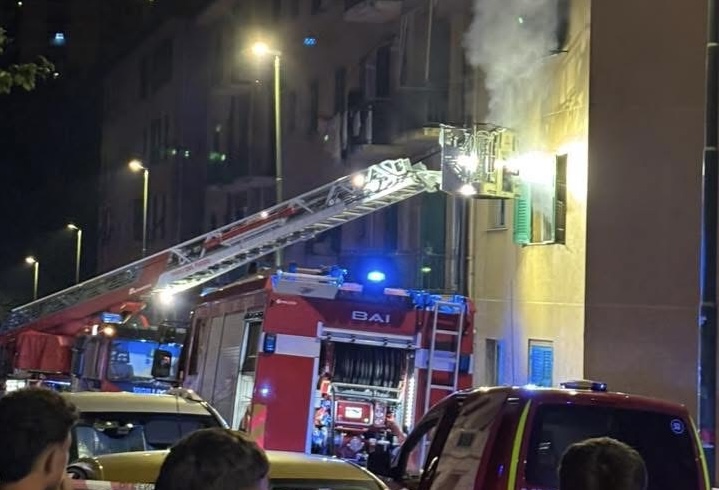 Fiamme in un appartamento a Oregina: intervengono i vigili del fuoco