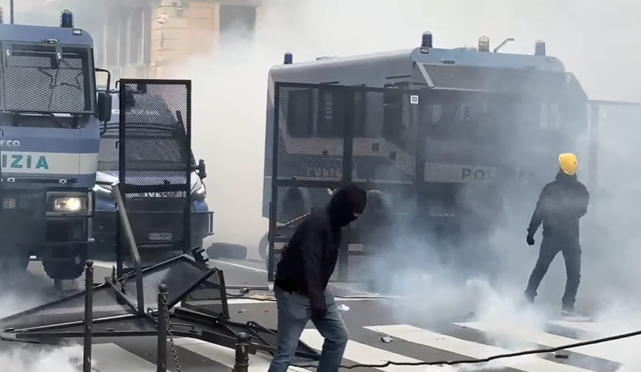 Ex Ilva, sciopero dei metalmeccanici: lavoratori in Prefettura sradicano le grate, tensioni in largo Lanfranco 