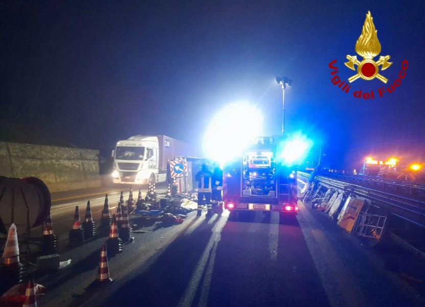 Tragedia in A26, un morto e venti feriti dopo maxi tamponamento