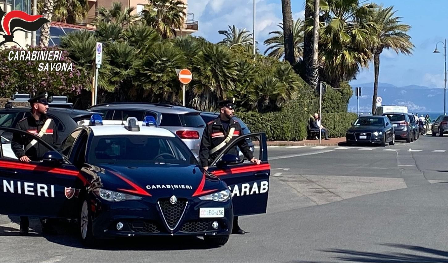 Casolare abbandonato adibito a locale da spaccio, un arresto