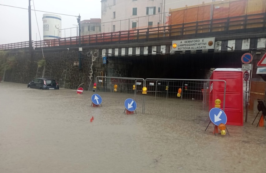 Maltempo sulla Liguria, allagamenti e frane a Genova e Savona 