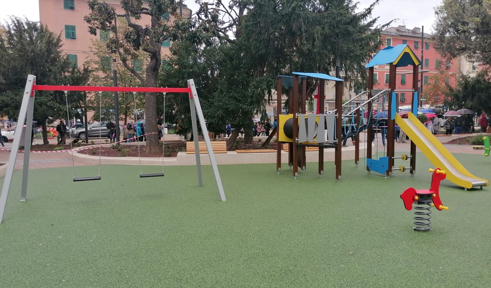Nuovo look per piazza Rizzolio a Cornigliano tra giochi per bambini e panchine 'antivandali'
