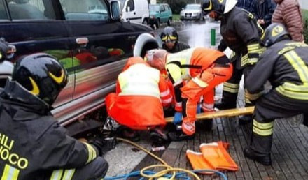 Chiavari, frontale tra due auto: settantenne salvato dai pompieri