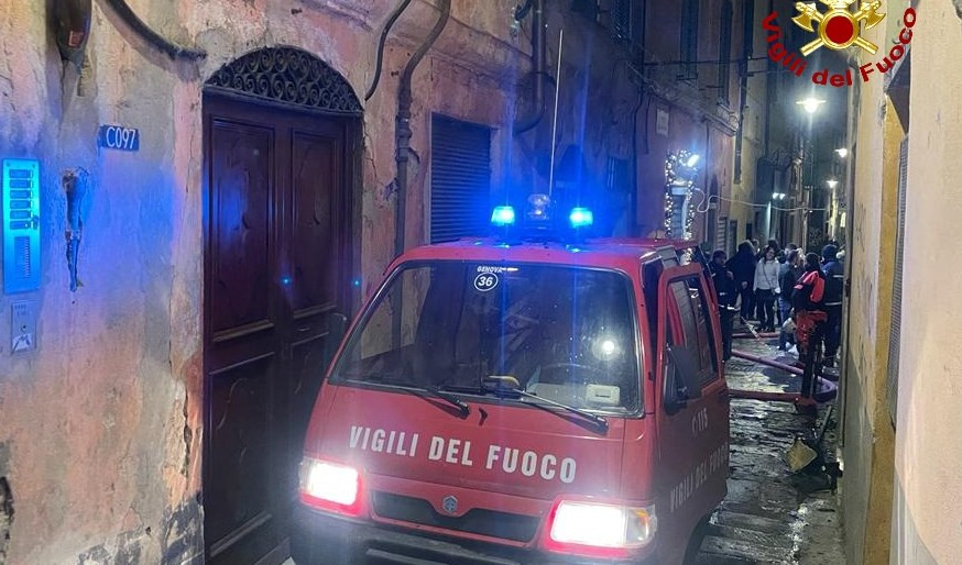 Genova,  appartamento in fiamme nel centro storico
