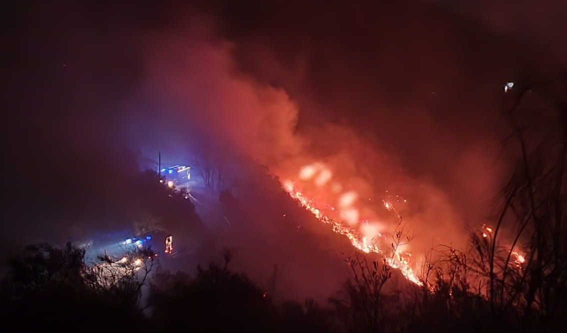 Incendi, fiamme nei boschi di Ne: pompieri e volontari impegnati tutta la notte