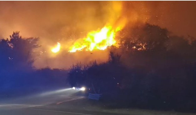 Incendi nei boschi di Rocchetta Vara e Zignago: elicottero e Canadair in azione