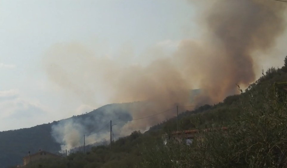Incendio ad Arnasco, le fiamme minacciano le abitazioni
