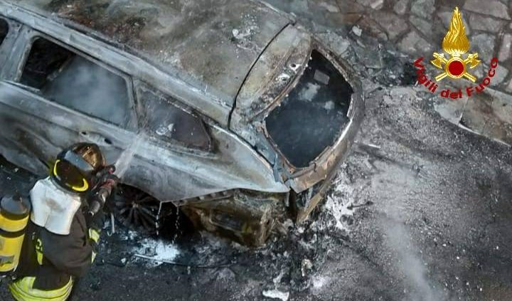 Santa Margherita, incendio doloso distrugge auto: badante intossicata