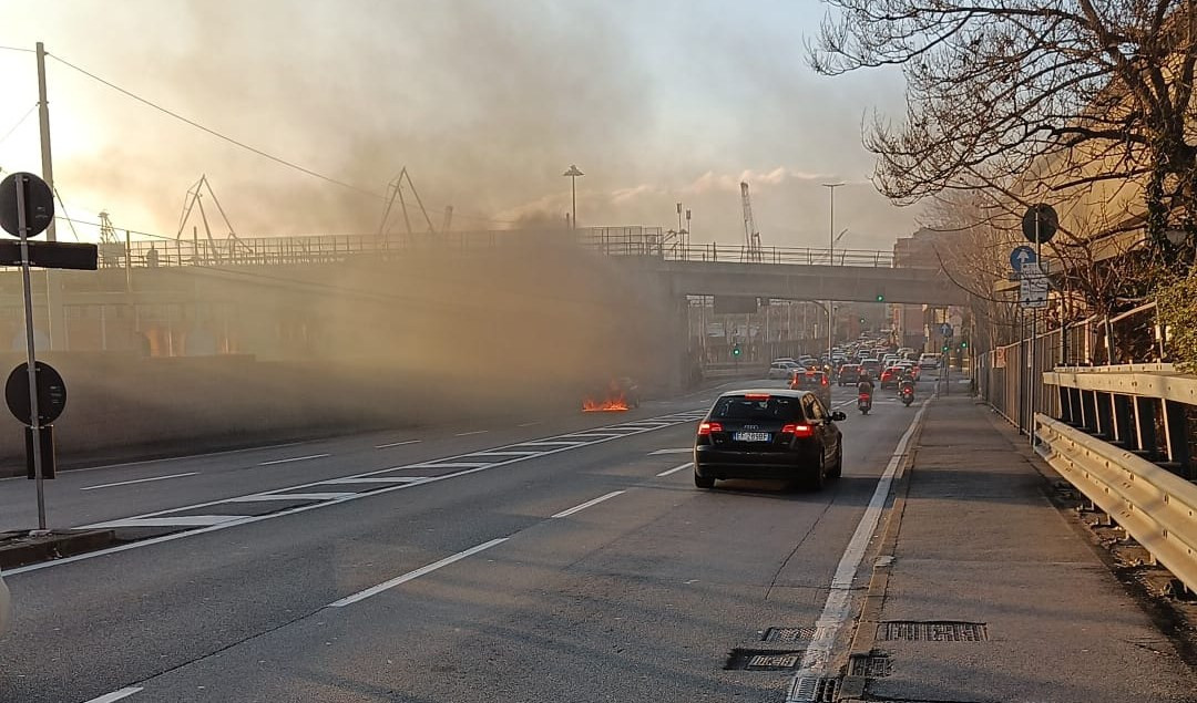 Genova, auto in fiamme in mezzo alla strada a Sestri Ponente