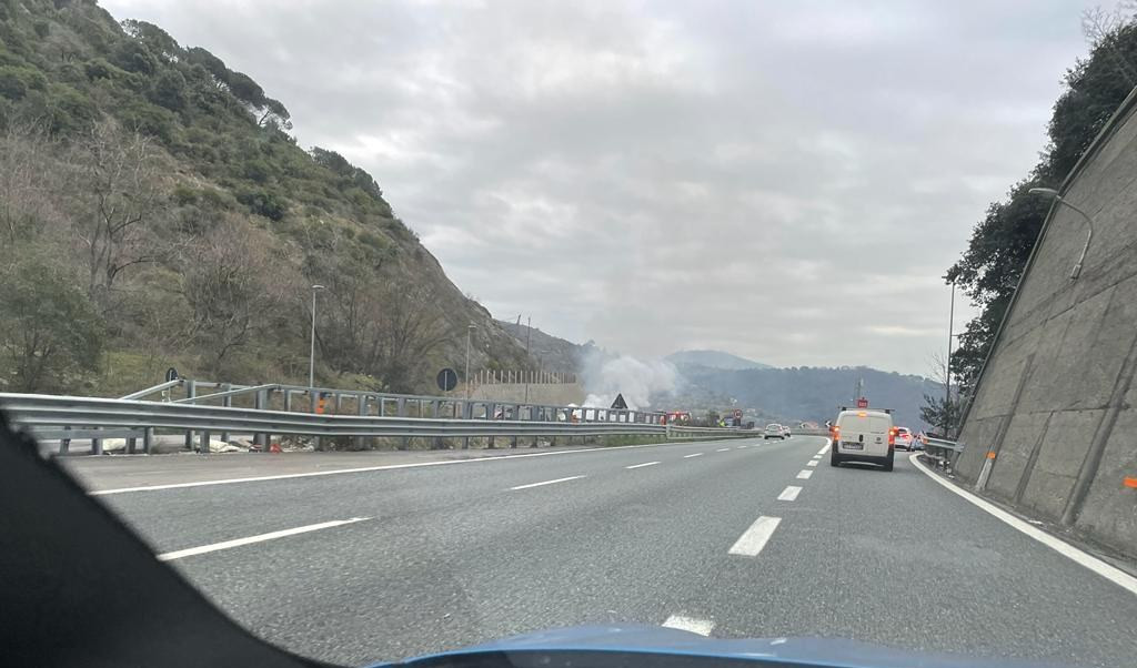 Caos autostrade, incendio in A12: coda dopo Genova Est