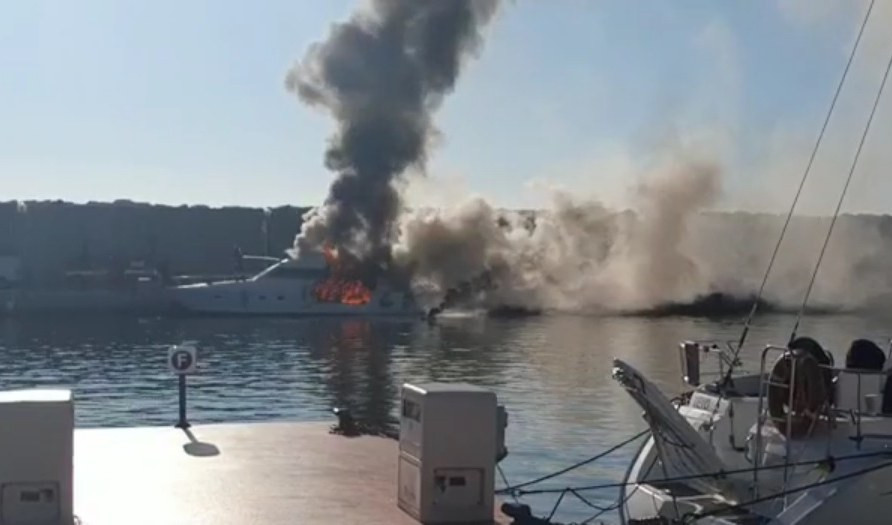Incendio in porto a Lavagna: a fuoco yacht di 13 metri