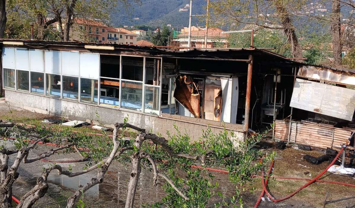 Incendio di una baracca a Riva Trigoso