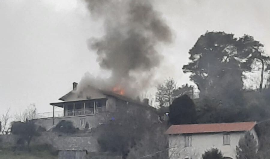 Incendio in una casa a Campomorone, vigili del fuoco in azione