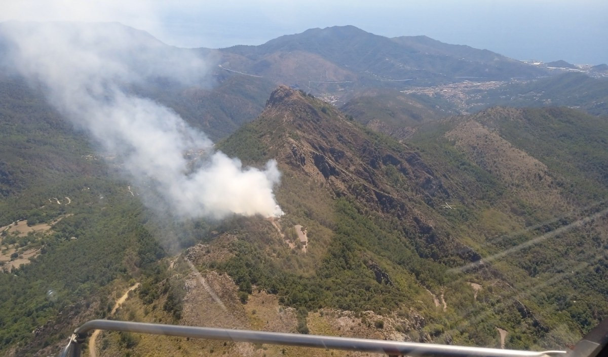 Incendio bosco a Casarza: salvati con l'elicottero quattro minori e un adulto, un ustionato