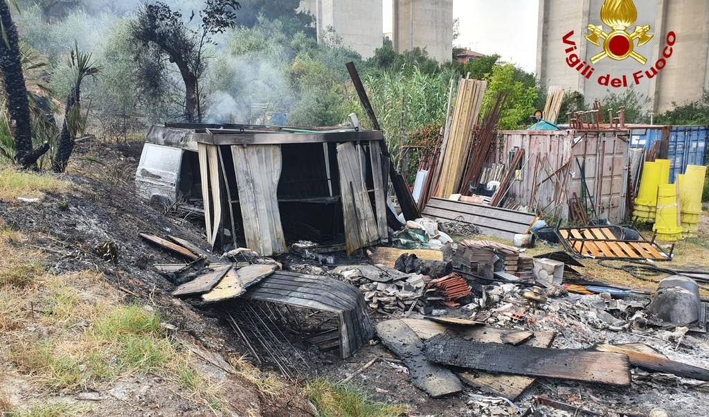 Incendio a Diano Marina, brucia una baracca: coltre di fumo invade l'autostrada
