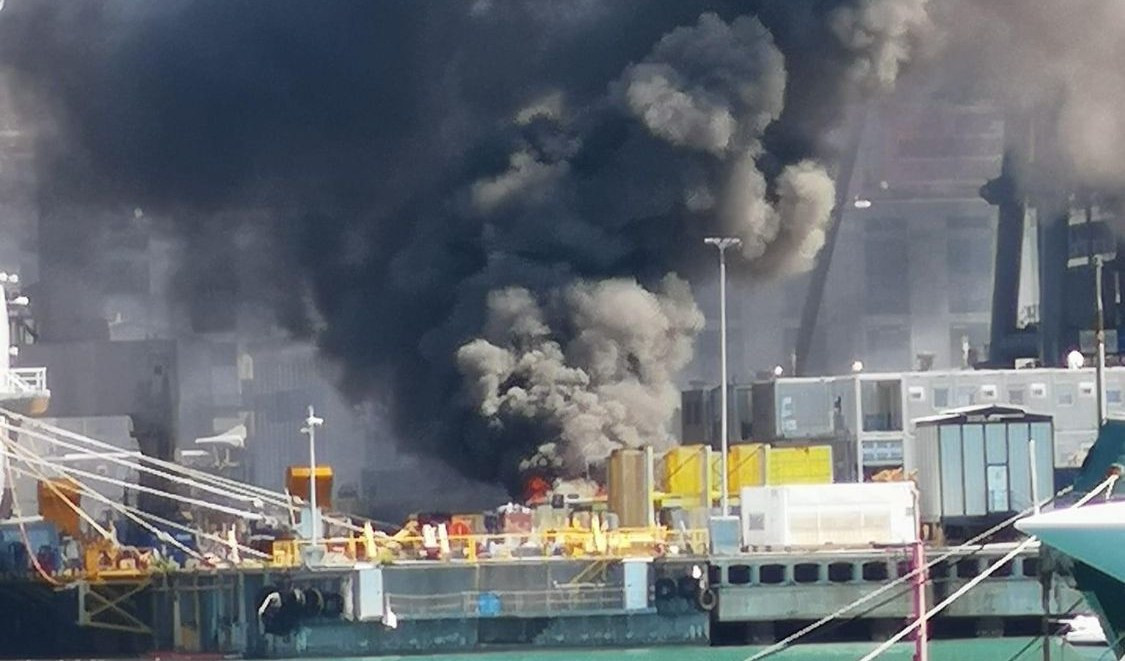 Genova, incendio a Sestri: fumo nero sul Ponente