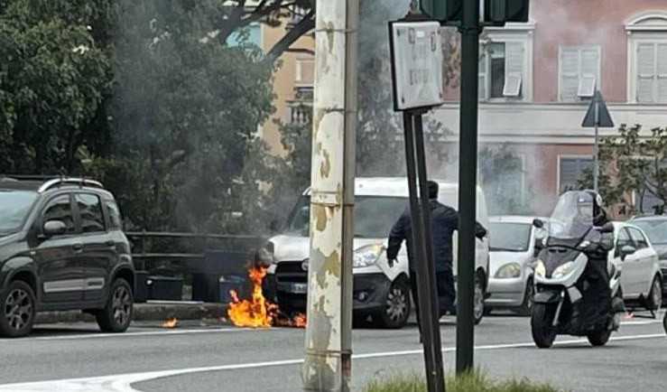 Genova, furgone in fiamme in corso Europa