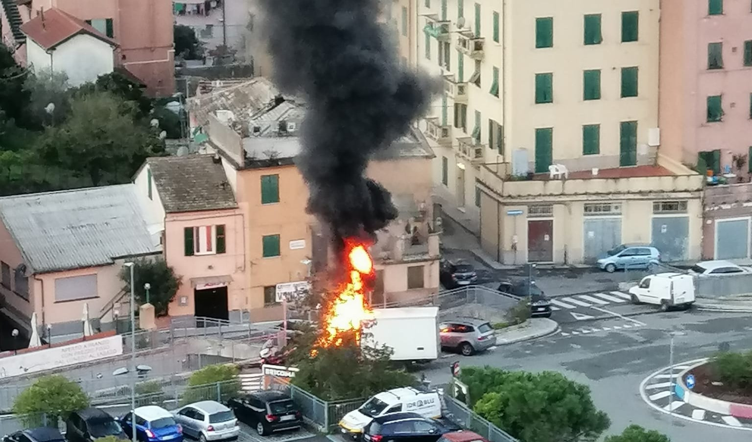 Brucia furgone parcheggiato, incendio a Genova Molassana