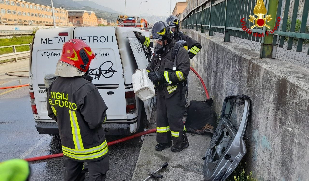 Genova, prende fuoco un furgone abbandonato: i pompieri spengono l'incendio