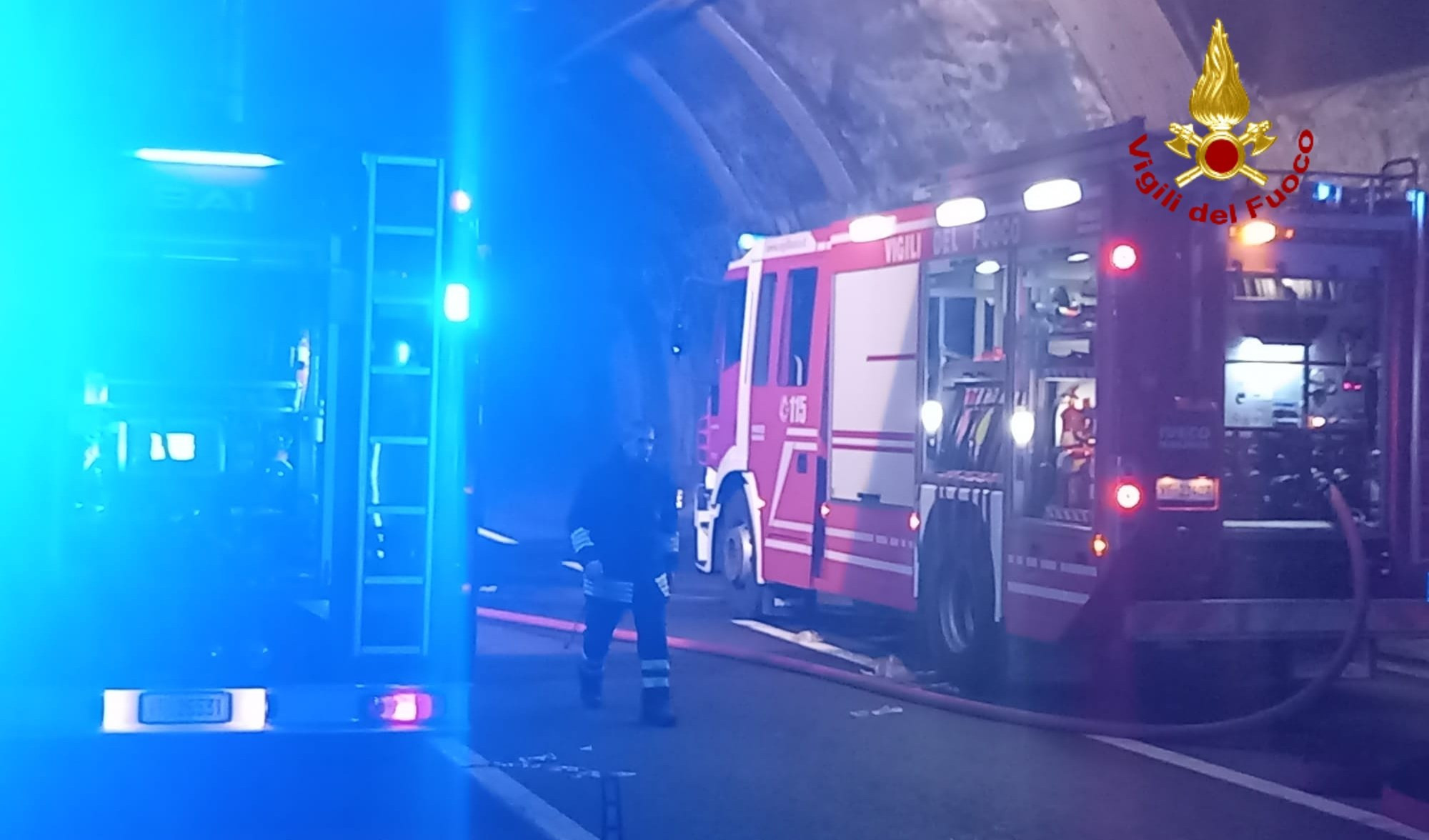 Camion prende fuoco in autostrada: vigili del fuoco sulla A10 tra Andora e Albenga