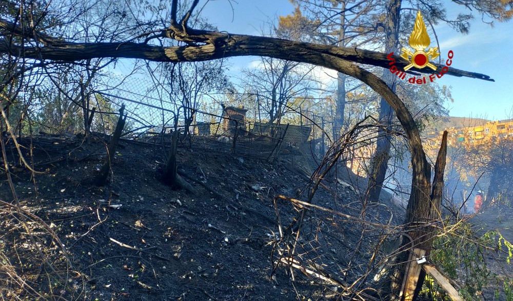 Incendio Pra', in atto la bonifica: vigili del fuoco e volontari sul luogo