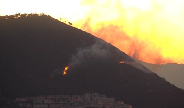 Genova, monte Moro in fiamme ma l'impianto antincendio non parte