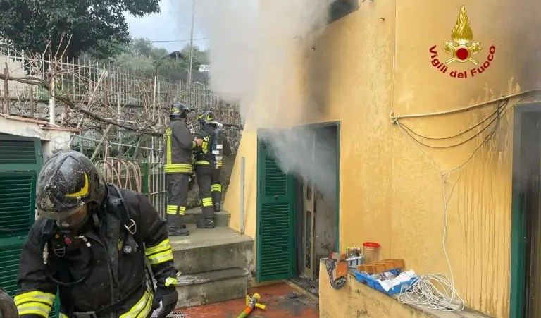Genova, fiamme in un appartamento a Quezzi: palazzina inagibile