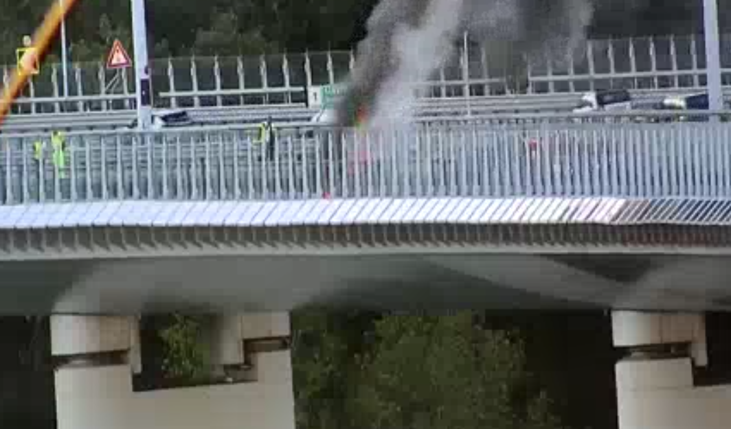 Macchina prende fuoco sul Ponte San Giorgio: code fino a 3 km in A10