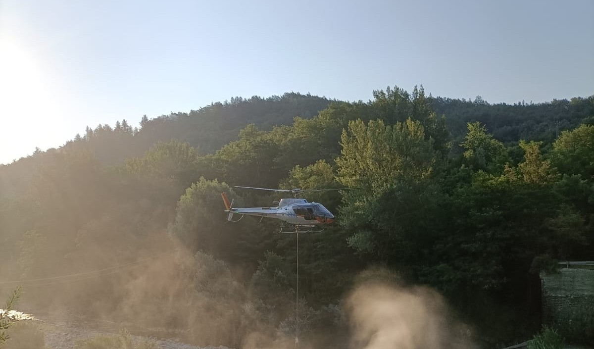 Incendio nella notte nei boschi di Rovegno, interviene l'elicottero